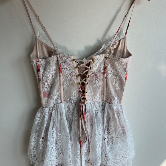 V. Chapman The Mia Dress in Natural Dainty Floral - Picture 8 of 16